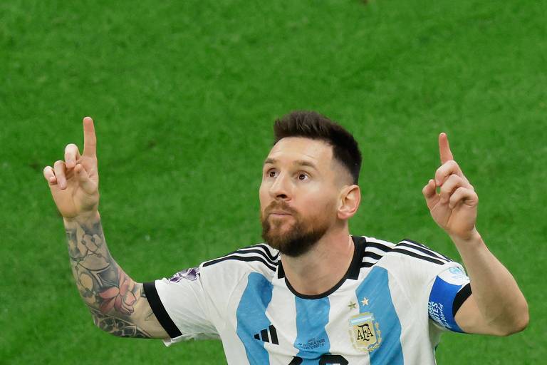 O argentino Messi aponta com os dedos indicadores para o alto ao comemorar gol de pênalti contra a França na final da Copa do Qatar, no estádio Lusail