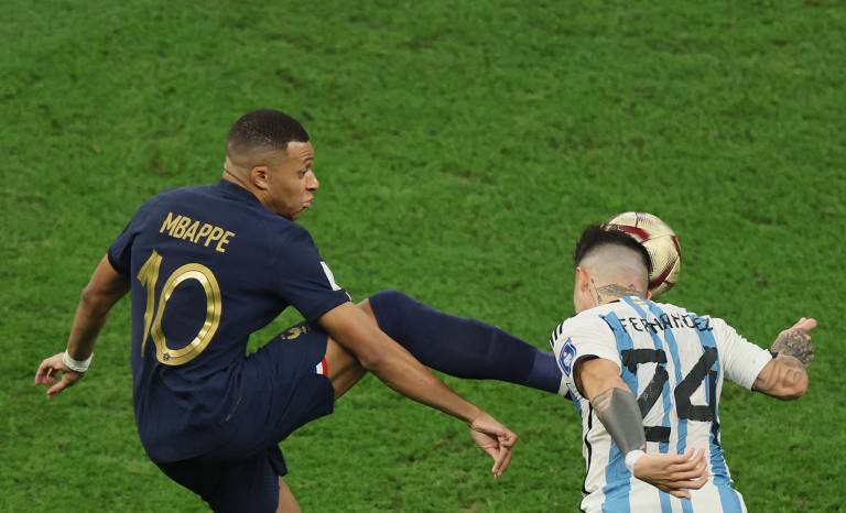 Messi marca, Argentina bate Nigéria no sufoco e pega França nas