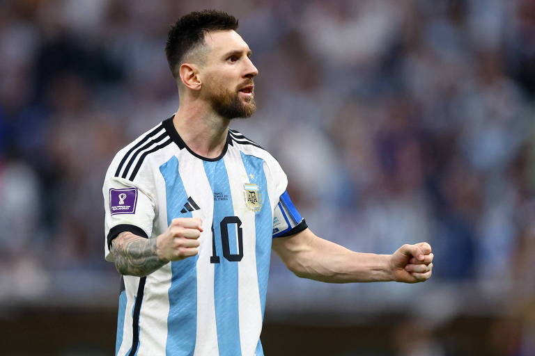 Messi vibra após marcar o seu gol de pênalti na disputa final; o craque conquistou sua primeira Copa do Mundo