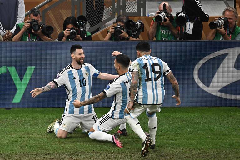 Lionel Messi comemora com companheiros da seleção Argentina