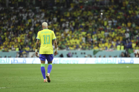(221209) -- AL RAYYAN, Dec. 9, 2022 (Xinhua) -- Neymar of Brazil is seen during the Quarterfinal match between Croatia and Brazil of the 2022 FIFA World Cup at Education City Stadium in Al Rayyan, Qatar, Dec. 9, 2022. (Xinhua/Li Ming)
