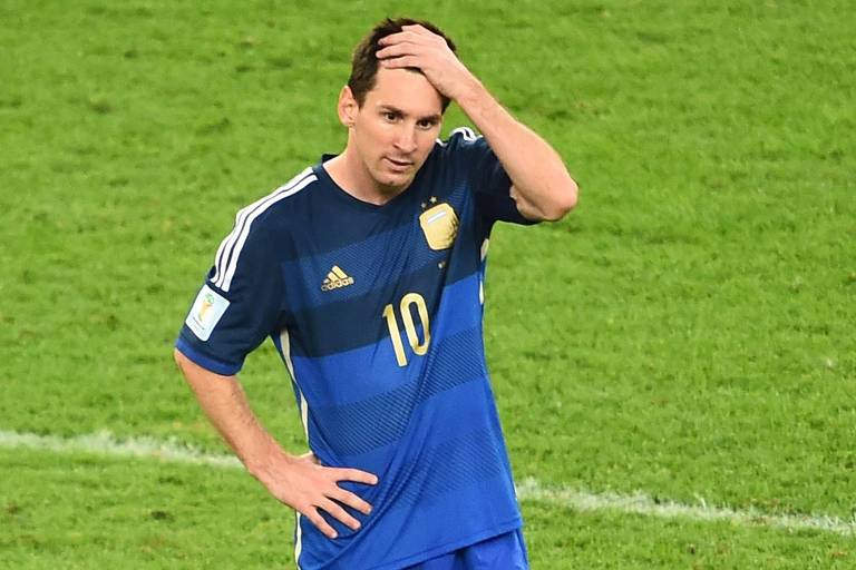 Messi põe a mão esquerda na cabeça depois da derrota na prorrogação para a Alemanha na final da Copa de 2014, no Maracanã