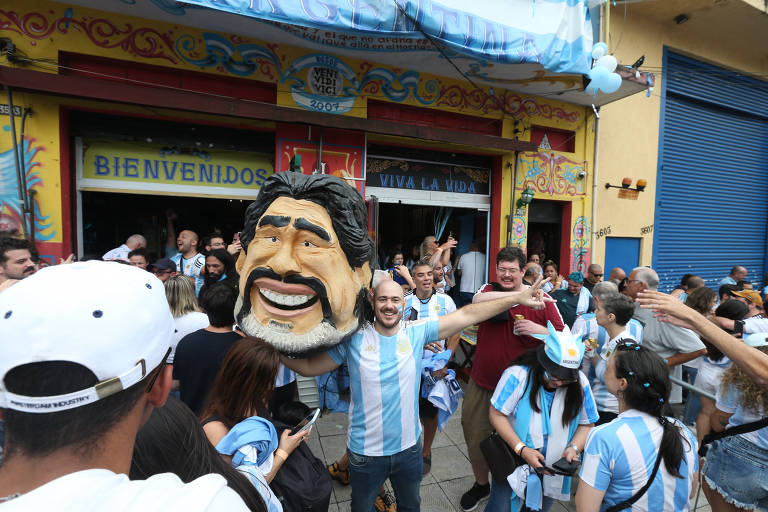 Torcedores comemoram vitória da Argentina na Mooca, bairro da zona leste de SP
