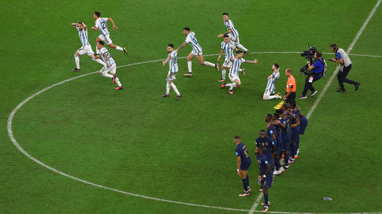 Messi dedica Bola de Ouro a Maradona e destaca importância da Copa do Mundo  na premiação - Gazeta Esportiva