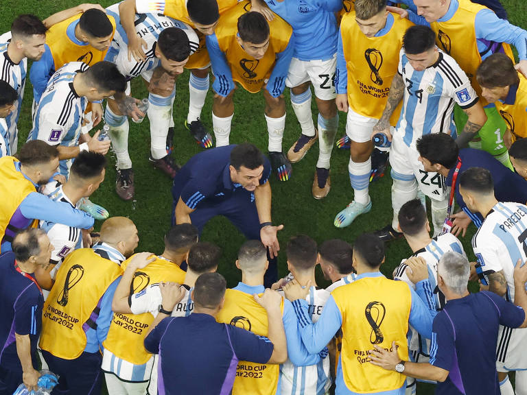 Técnico Lionel Scaloni conversa com os jogadores argentinos antes da disputa de pênaltis contra a França, no estádio Lusail