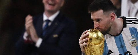 Soccer Football - FIFA World Cup Qatar 2022 - Final - Argentina v France - Lusail Stadium, Lusail, Qatar - December 18, 2022  Argentina's Lionel Messi kisses the World Cup trophy after receiving the Golden Ball award REUTERS/Dylan Martinez