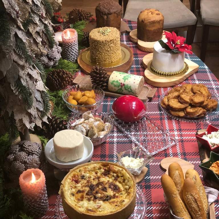 Decoração de mesa de Natal com toalha xadrez, velhas e pinhas