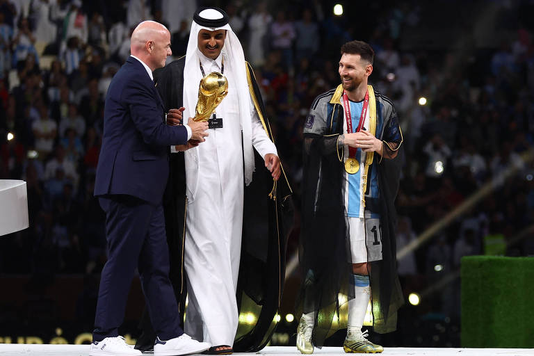 Lionel Messi recebe o troféu do emir do Qatar Sheikh Tamim bin Hamad Al Thani 