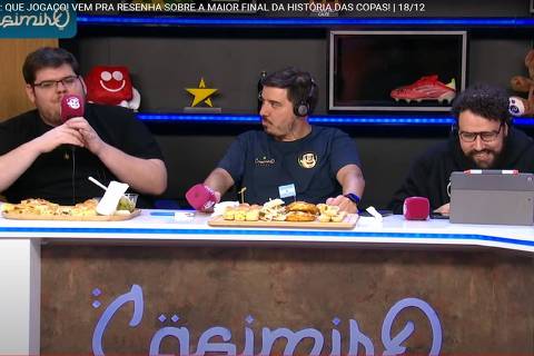 Casimiro, o narrador Luís Felipe Freitas e Guilherme Beltrão em transmissão de despedida da Cazé TV da Copa do Qatar