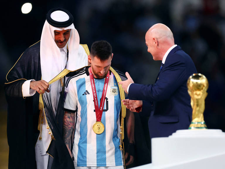 Messi dedica Bola de Ouro a Maradona e destaca importância da Copa do Mundo  na premiação - Gazeta Esportiva