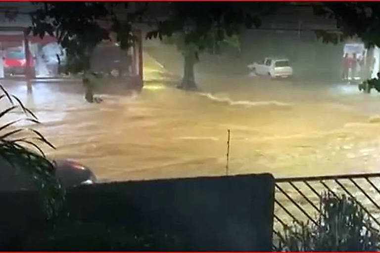 Região alagada pela chuva no bairro Glória, em Belo Horizonte 