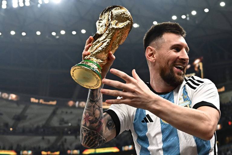 Foto de Messi levantando a taça da Copa de 2022 atinge marca