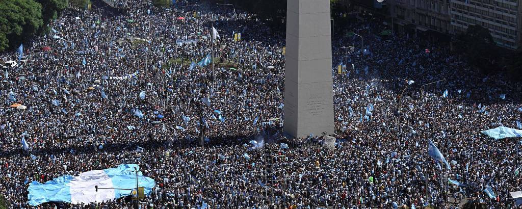 Milhares de argentinos comemoram título no Obelisco, em Buenos Aires
