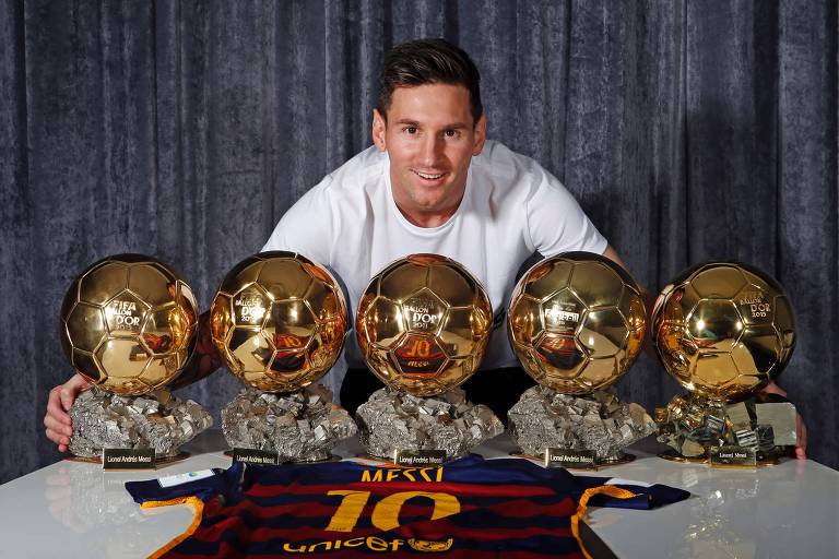 Messi posa com suas cinco primeiras bolas de ouro da Fifa, de melhor jogador da temporada; depois ele ganharia mais duas