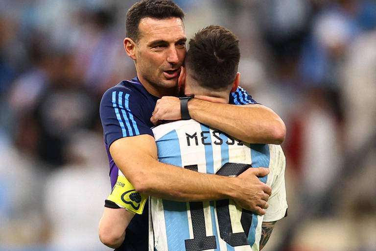 O técnico da Argentina, Lionel Scaloni, abraça Lionel Messi, seu capitão, no estádio Lusail durante a Copa do Qatar