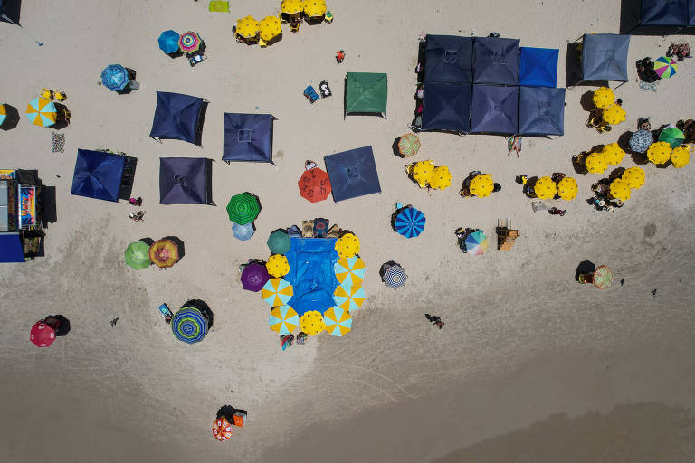 foto aérea de guarda-sois coloridos em faixa de areia no mar