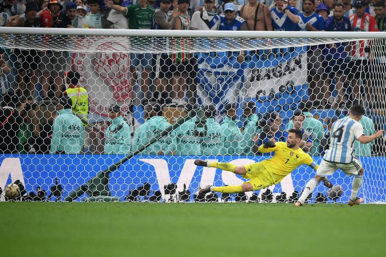 Montiel supera o goleiro francês Hugo Lloris no pênalti que decidiu a Copa, levando a torcida e os narradores à loucura
