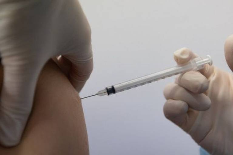 2 anos de vacinas contra Covid: o que aprendemos sobre resultados e efeitos colaterais