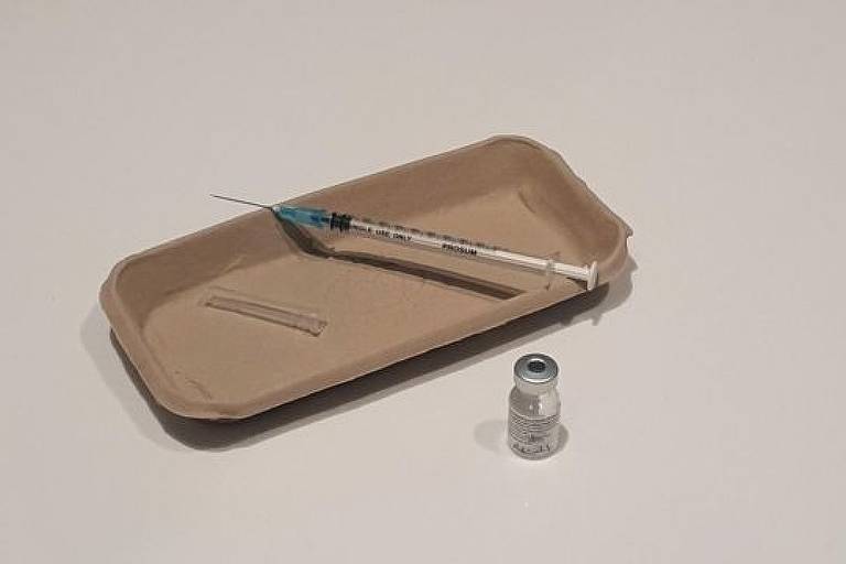 Seringa e frasco de vacina em museu
