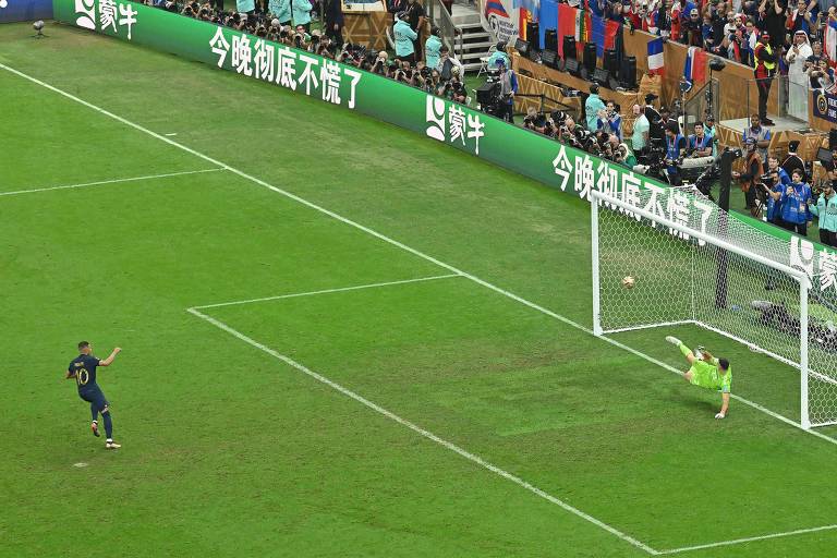 O francês Mbappé converte pênalti e marca no estádio Lusail o 172º e último gol da Copa do Mundo do Qatar; o goleiro argentino Martínez saltou para a esquerda, o lado errado