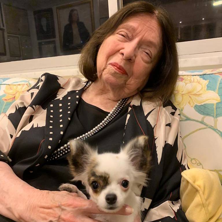 Nélida Piñon (1937-2022), com sua cadelinha Pilara Piñon: Ela é tremenda, brilhante, alegra os meus dias, disse a escritora