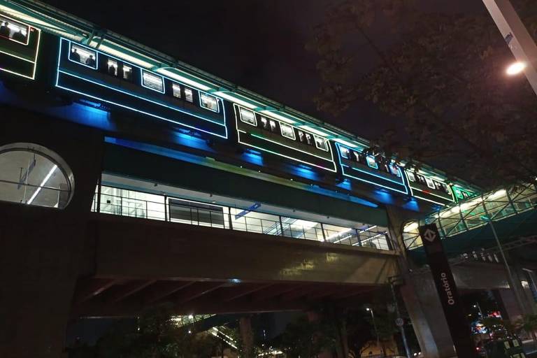 Um dos trens do metrô de São Paulo com iluminação especial para o Natal e que estão circulando nas linhas 2-Verde, 3-Vermelha e 15-Prata