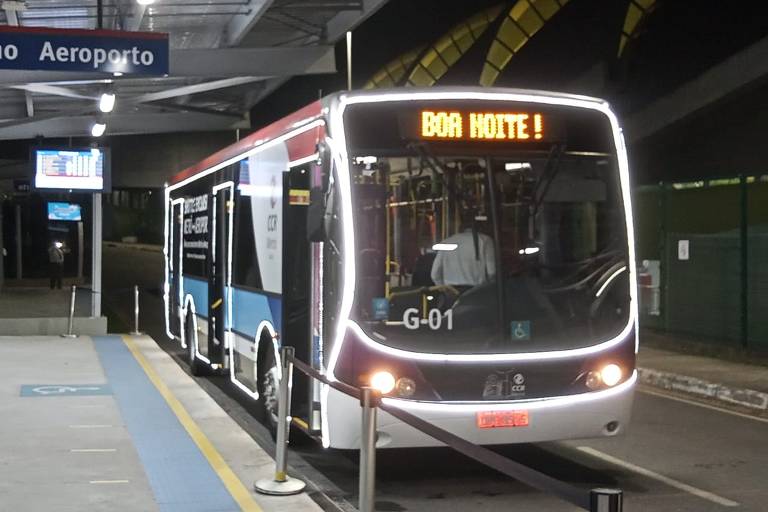Ônibus que faz a conexão de passageiros entre a estação Aeroporto e o aeroporto internacional de Salvador recebeu decoração especial