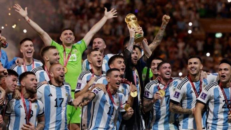 Jogadores da Argentina comemoram o título da Copa no pódio
