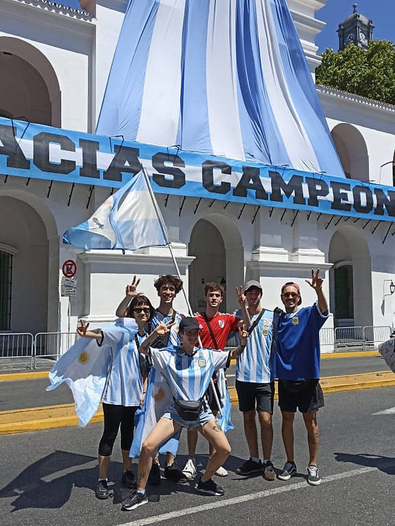 Seis jovens que viajaram de La Plata a Buenos Aires para celebrar o título mundial da Argentina posam para foto
