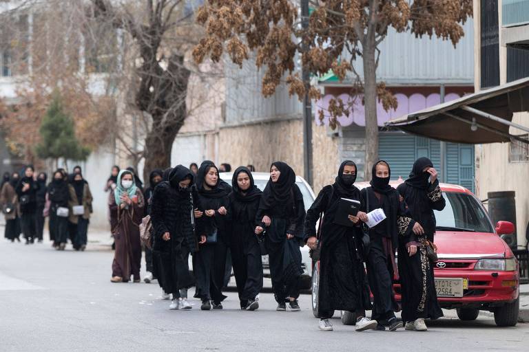 Talibã proíbe mulheres de frequentarem universidade no Afeganistão