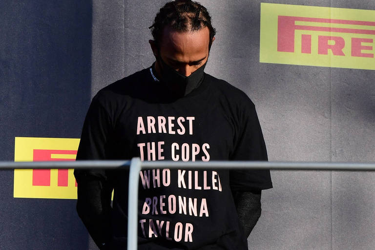 O piloto Lewis Hamilton com a camisa pedindo a prisão dos policiais que mataram Breonna Taylor, em 2020; manifestações como essa terão de ser aprovadas pela FIA