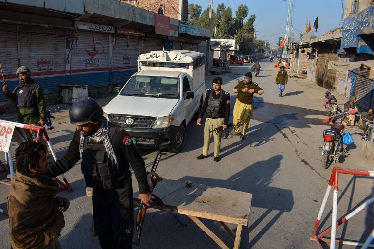 Exército do Paquistão recupera delegacia sequestrada por terroristas
