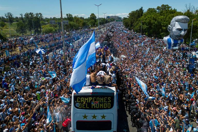 Ônibus levando jogadores da Argentina que conquistaram a Copa do Qatar passa por Buenos Aires cercado por milhares de torcedores 