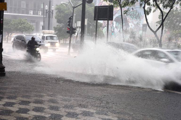 A manha desta terça-feira 13 de dezembro de 2022, nao esta sendo facil pra quem frequenta a regiao central com a chuva forte que esta neste monento na rua Maria Paula, com alagamento. 