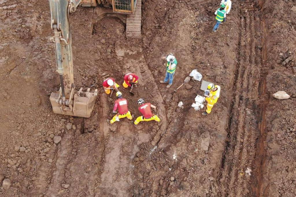 Bombeiros localizam fragmentos de possível vítima de tragédia de Brumadinho