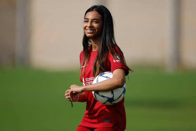 Hadwa Mohamed, de 17 anos, posa para foto sorrindo com uma bola de futebol embaixo do braço