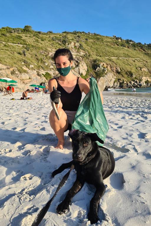 Thaiane Maciel se torna 'rainha da sucata' ao recolher lixo em praias