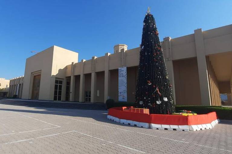Migrantes tentam manter tradições natalinas em meio às restrições do Qatar