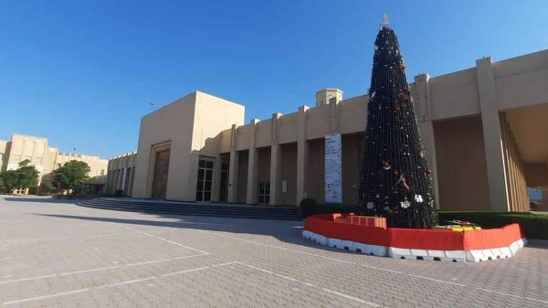 Árvore de Natal no complexo religioso em Doha, que reúne igrejas anglicanas, ortodoxas gregas, ortodoxas sírias, coptas e cristãs indianas