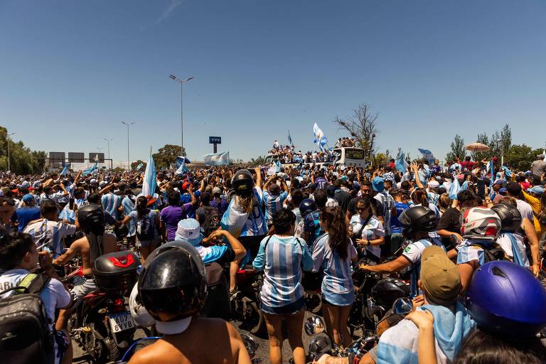 Torcedores comemoram em Buenos Aires a conquista da Copa do Mundo
