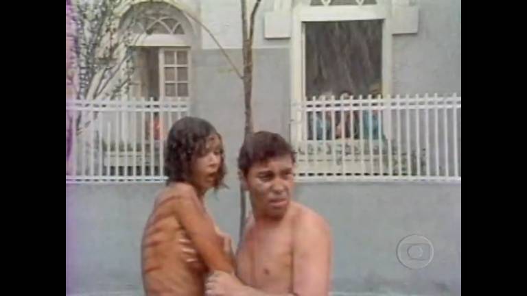 Cidinha Milan e Pedro Paulo Rangel em cena da novela 'Gabriela', de 1975, cena que marca o primeiro nu masculino na TV