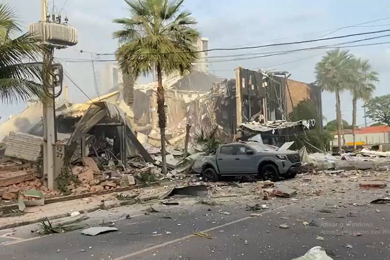 Prédio de restaurante parcialmente destruído