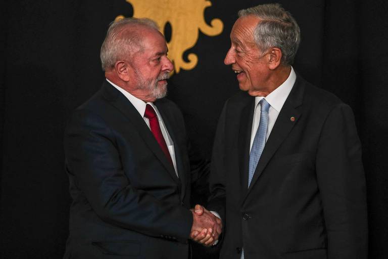 Marcelo Rebelo de Sousa, presidente de Portugal, cumprimenta o presidente eleito Luiz Inácio Lula da Silva com um aperto de mãos