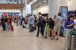 Paralisação e chuvas fazem o aeroporto Santos Dumont terem voos cancelados e atrasados.