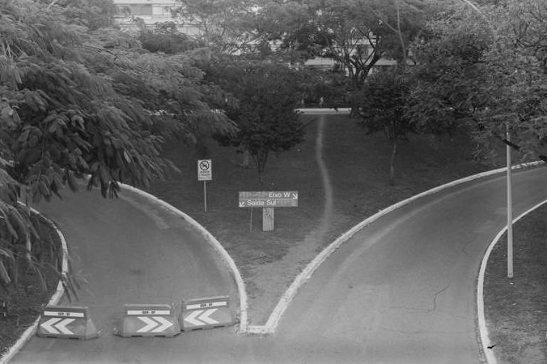 Fotografia em preto e branco de paisagens em Brasília