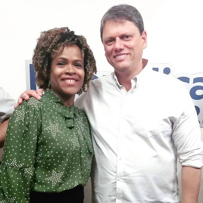 Sorridente, a coronel Helena Reis, que será secretária de Esportes de SP, posa com o governador eleito Tarcísio de Freitas