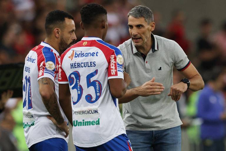 O técnico argentino Juan Pablo Vojvoda, do Fortaleza, conversa com dois jogadores
