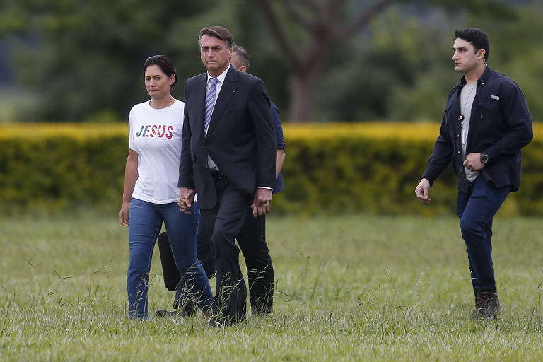 Jair Bolsonaro saúda apoiadores em últimos dias no Alvorada