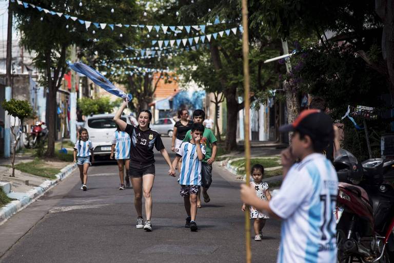 Cidades e vilarejos argentinos recebem seus heróis tricampeões mundiais