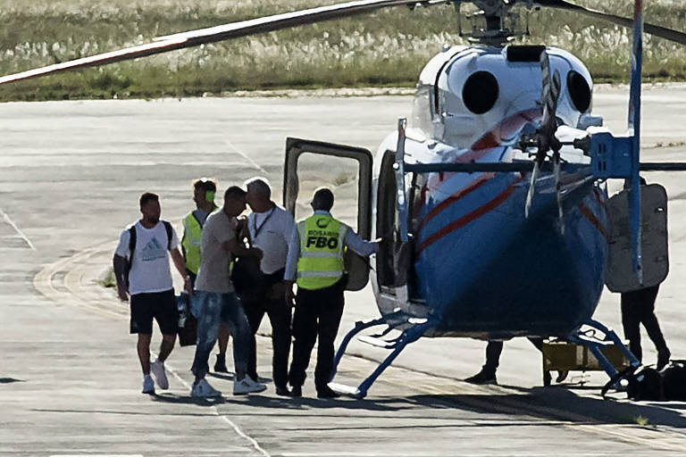 Messi e Di María se preparam para ir de helicóptero a Rosario, para descansar com suas família